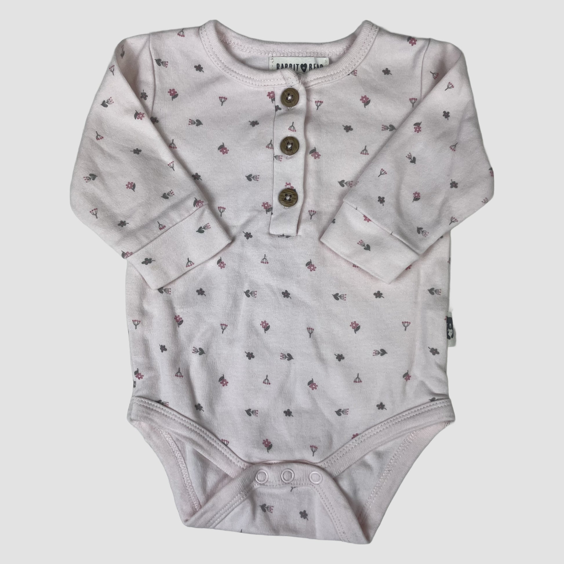 Rosa Langarm-Body mit Mini-Blumen und Knopfleiste von Rabbit + Bear, Größe 0–3 Monate – front