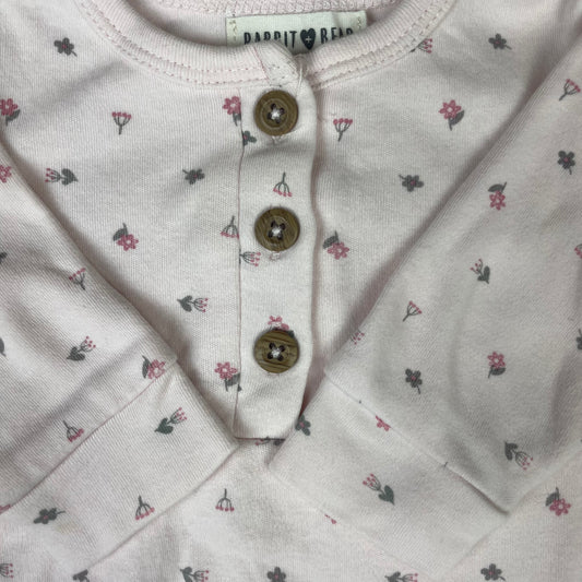 Rosa Langarm-Body mit Mini-Blumen und Knopfleiste von Rabbit + Bear, Größe 0–3 Monate 3