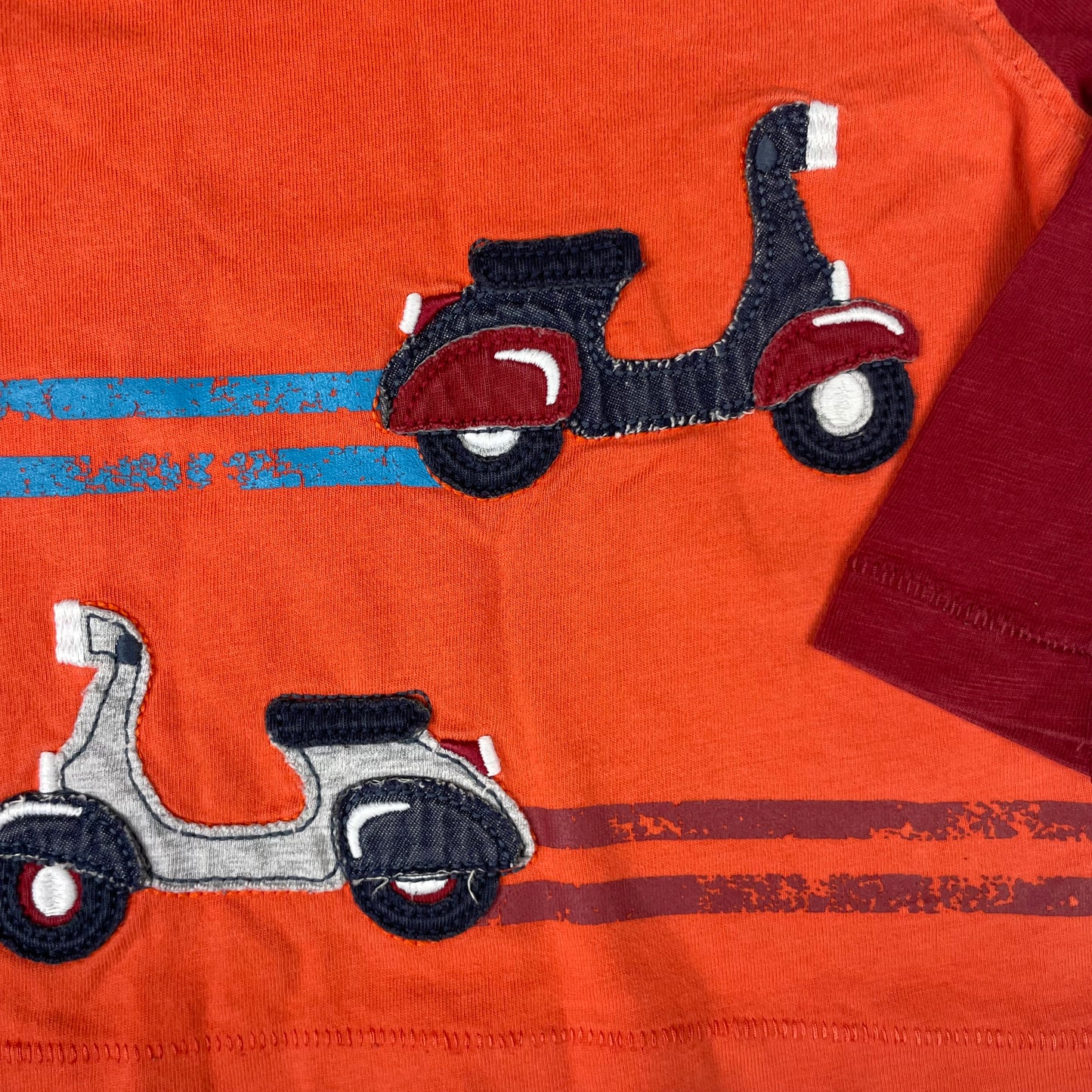 M&S Langarmshirt orange-rot mit Roller-Applikationen, Größe 72 (6–9 Monate) – detail