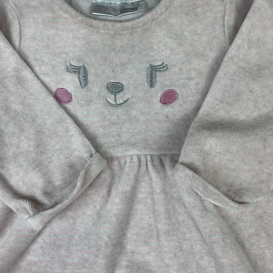 Rosa-graues Langarmkleid von Ergee mit gesticktem Tiergesicht, Größe 68 – detail