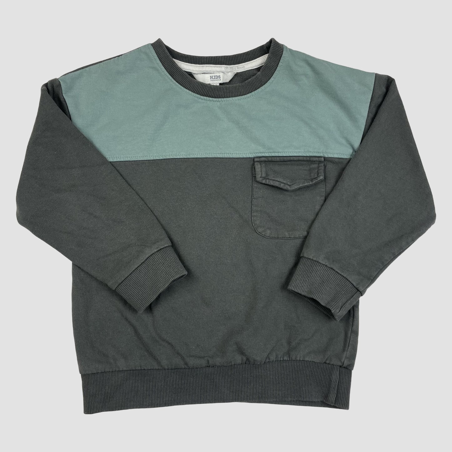 Dunkelgrau-grünes Sweatshirt mit Brusttasche, Peacocks, Größe 4–5 Jahre – front