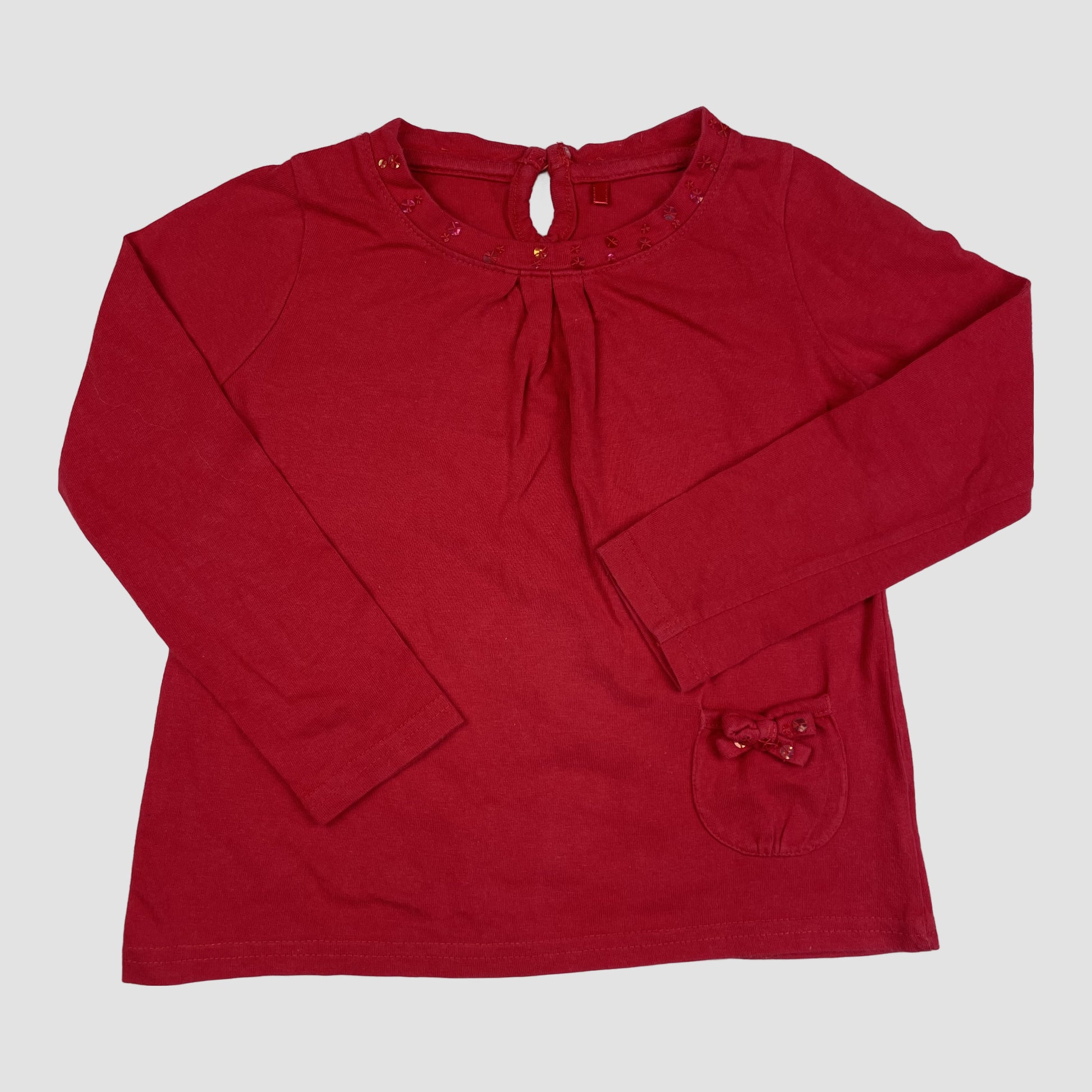 Rotes Langarmshirt von George aus Baumwolle mit Pailletten am Ausschnitt und kleiner Tasche mit Schleife, Größe 3–4 Jahre (98–104 cm) – front