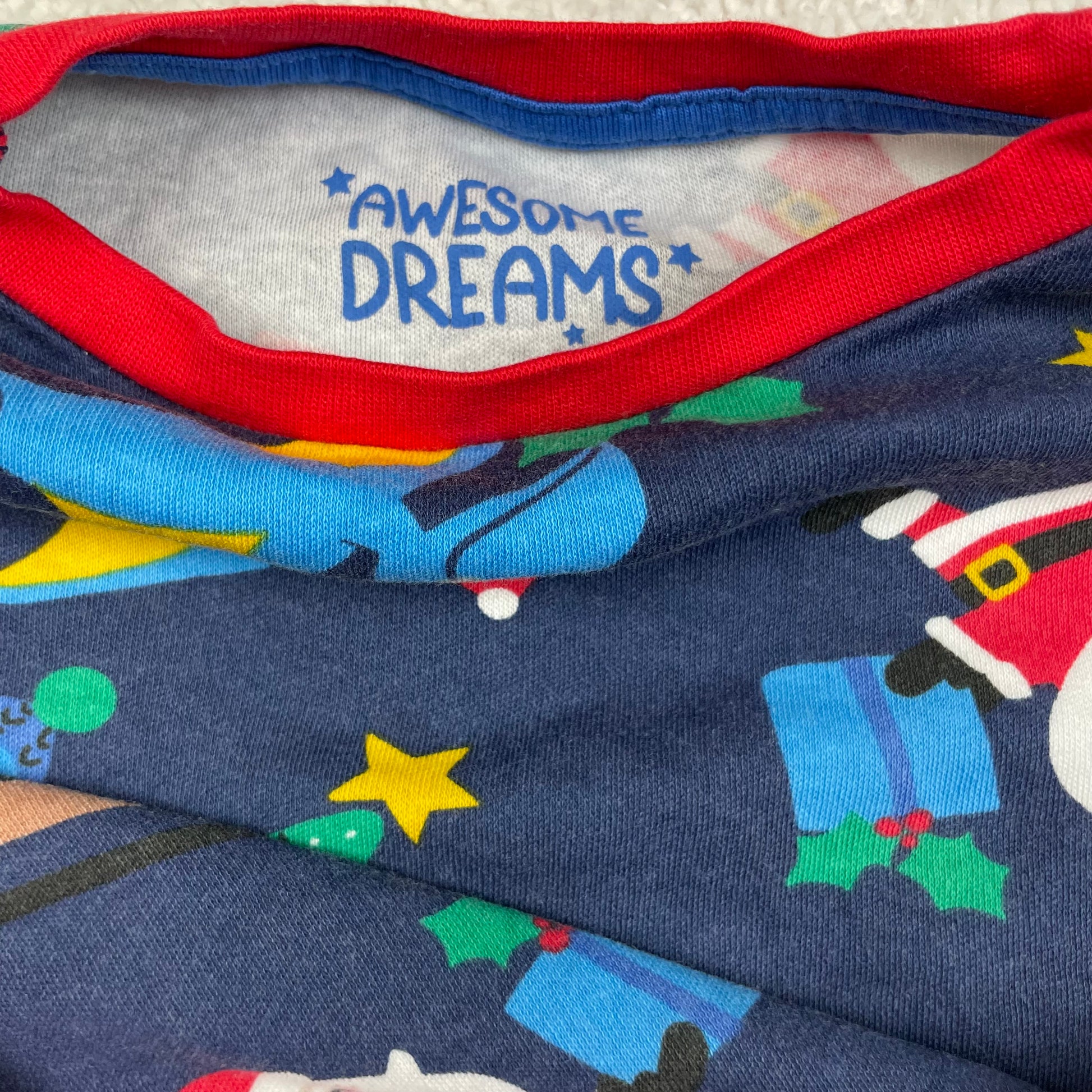 Dunkelblaues Schlafshirt mit Weihnachts- und Dino-Print, lange Ärmel, rote Bündchen, Größe 3–4 Jahre