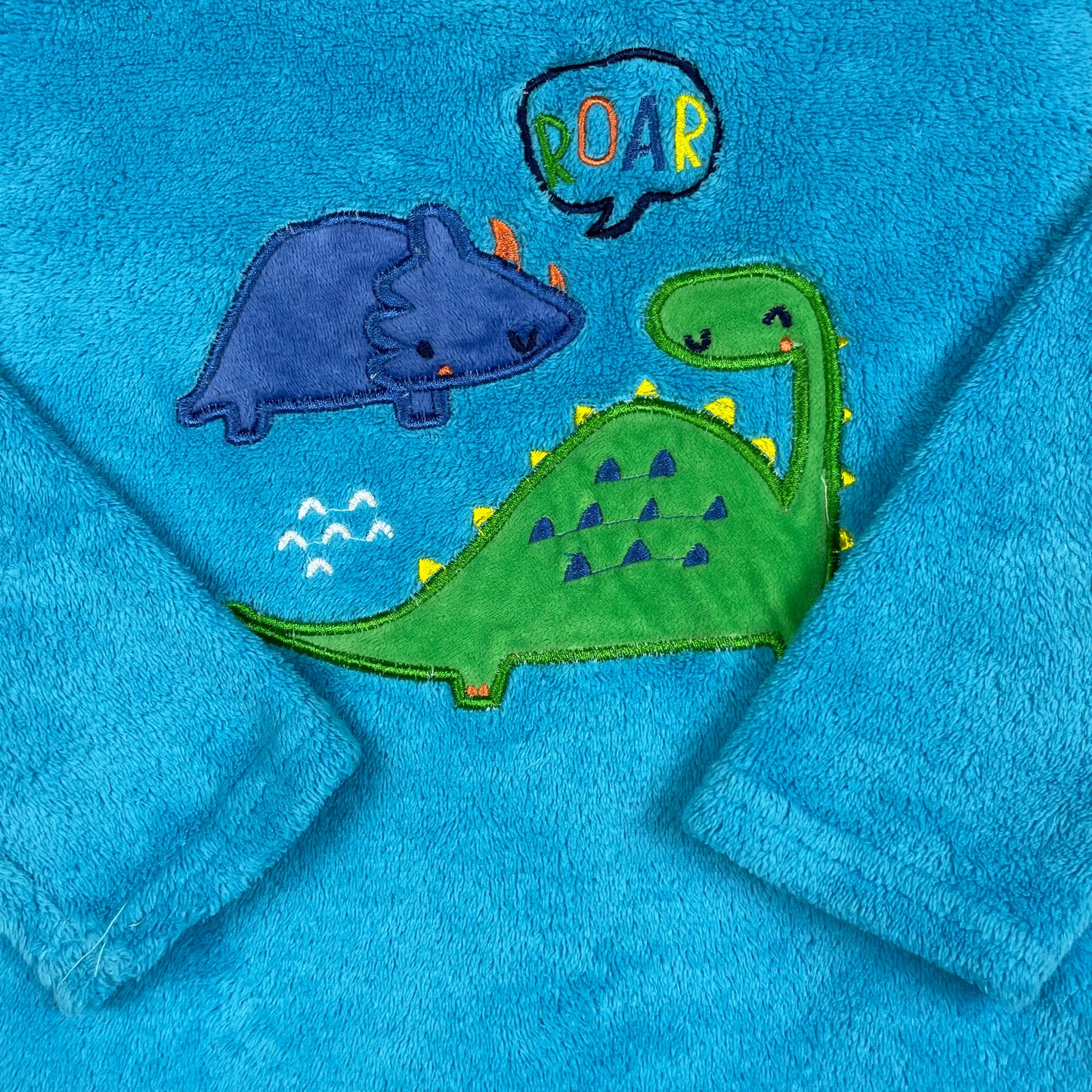 Blauer Fleece-Pullover mit Dino-Applikation, Chill Out, Gr. 6–7 Jahre – detail