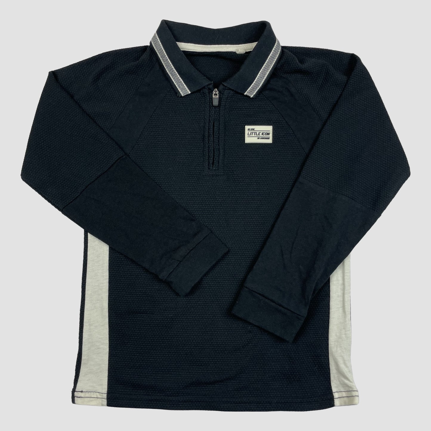 Schwarzes George Langarm-Poloshirt mit Halbzip, grauen Seiteneinsätzen und Brust-Badge, Größe 6–7 Jahre