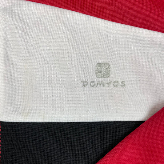 Domyos Trainingsjacke rot-schwarz mit weißem Einsatz, Größe 140/10 Jahre – detail