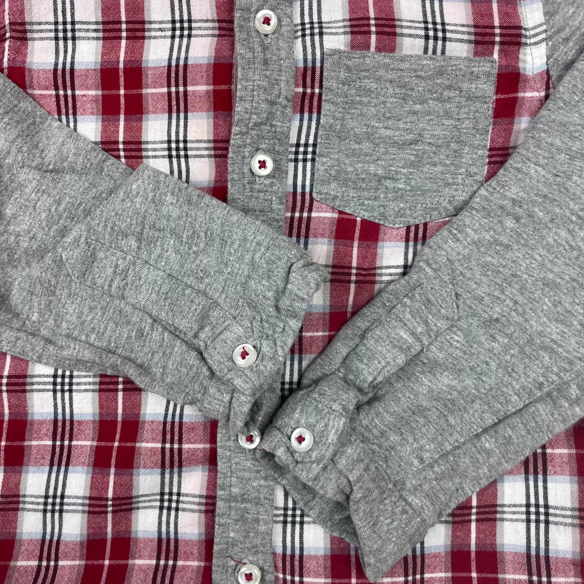 Rotes kariertes Kinderhemd mit grauen Jerseyärmeln und Brusttasche von baby M&Co, Größe 98 (2–3 Jahre) – detail