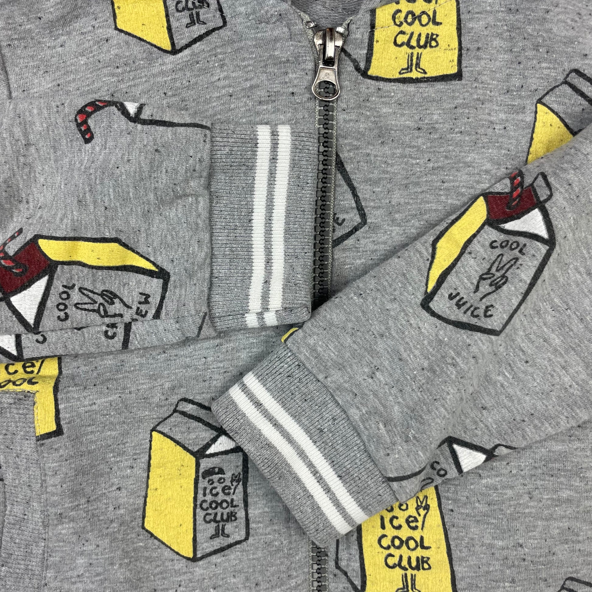 Graue Sturdy Kapuzen-Sweatjacke Größe 98 mit Trinkpack-Print – detail