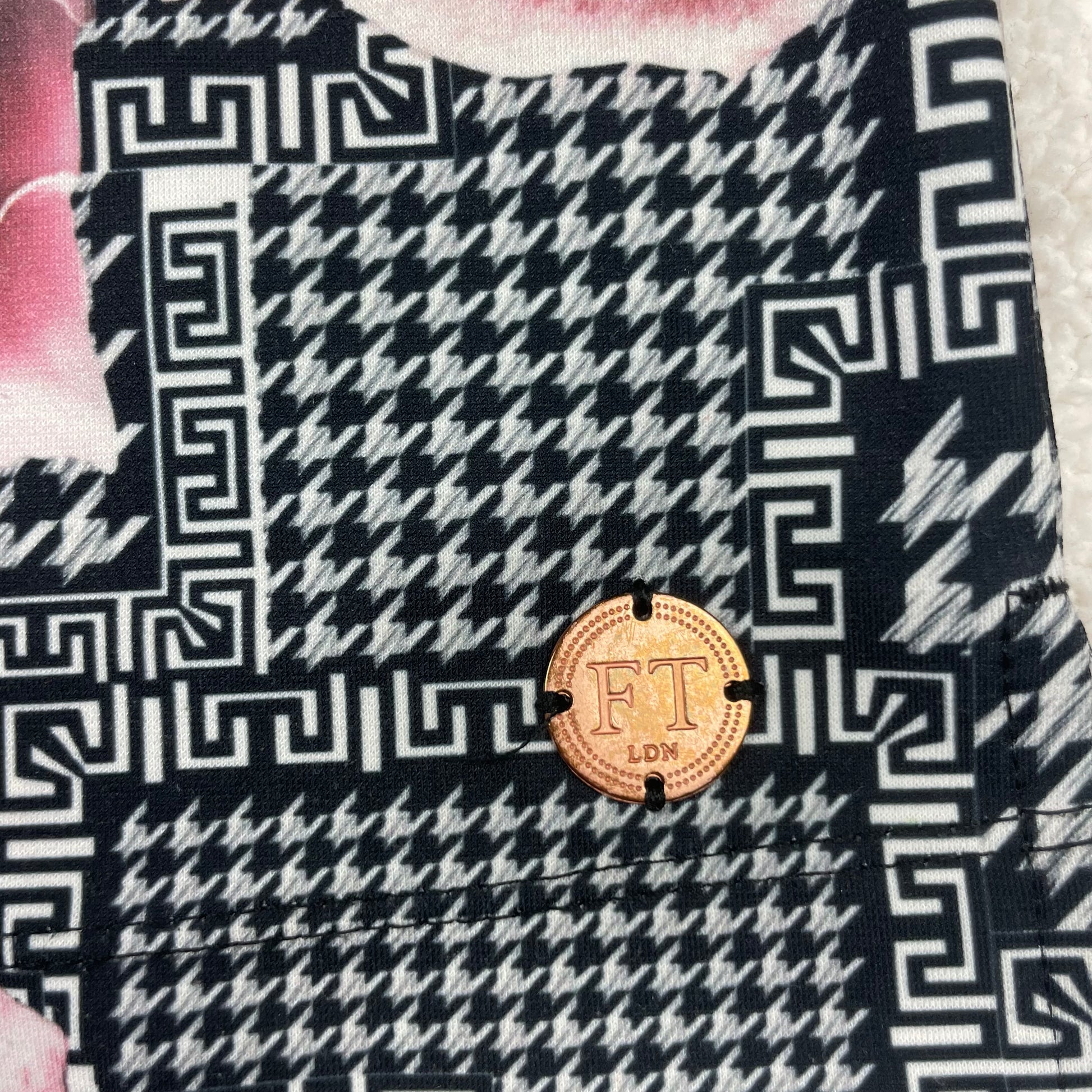 Firetrap Mädchenkleid mit Rosenprint in Schwarz-Weiß, Langarm und Frontreißverschluss – detail