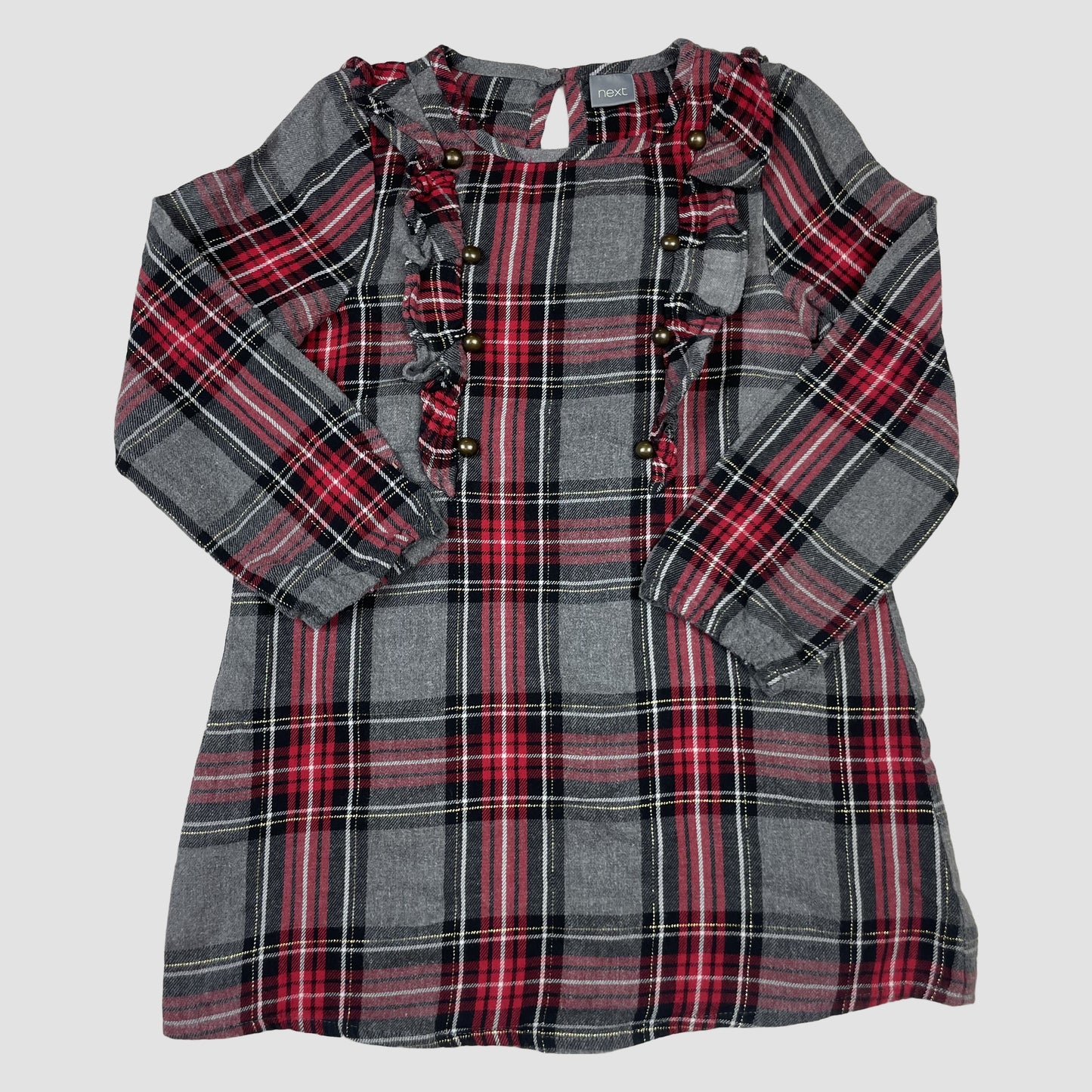 Next kariertes Kleid in Grau und Rot mit Rüschen und Zierknöpfen, lange Ärmel, Größe 104 – front