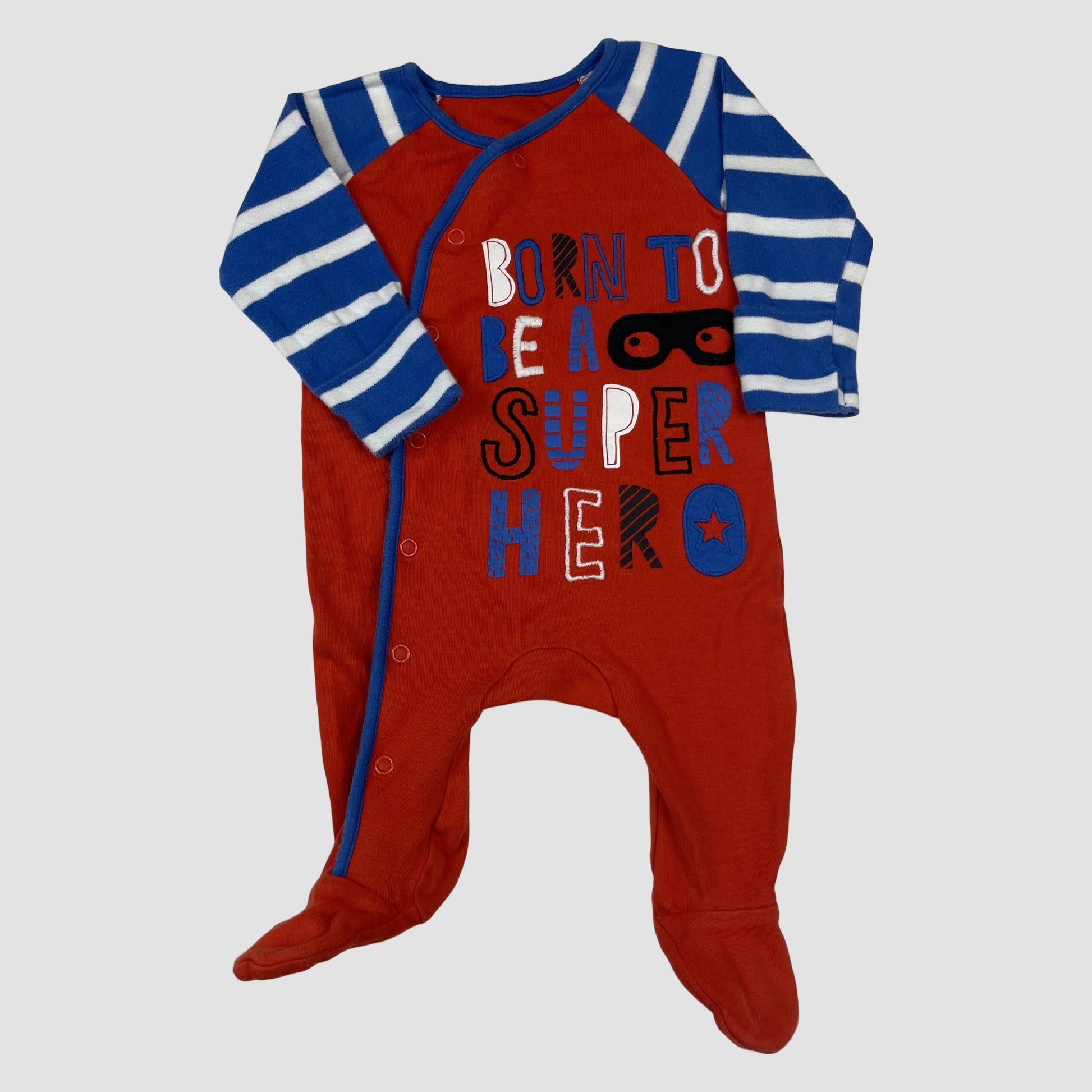 Roter Baby-Schlafanzug von Nutmeg mit blau-weiß gestreiften Ärmeln und Superhelden-Print, Größe 0–3 Monate. – front