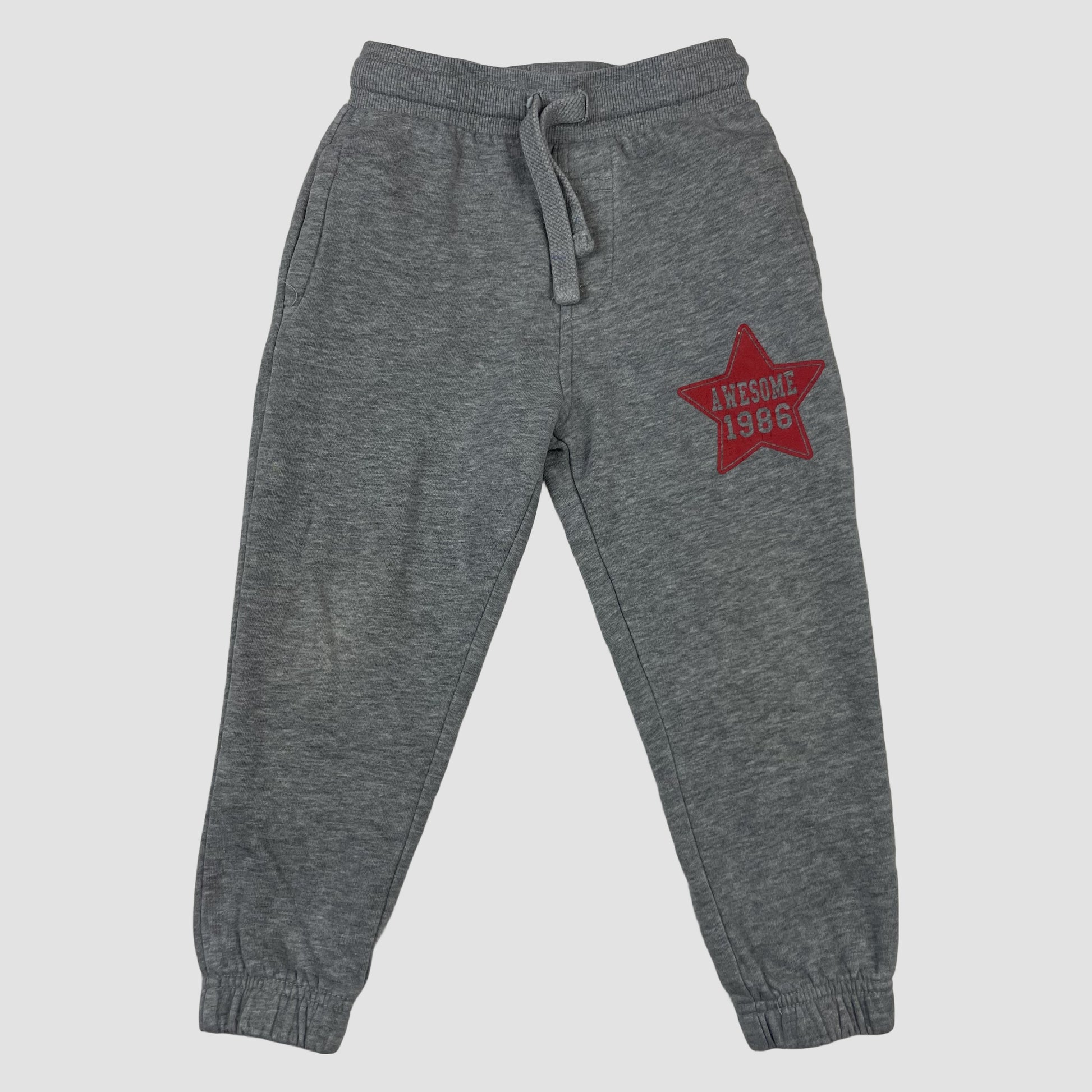 Graue Jogginghose von George mit rotem Stern-Patch, Größe 3-4 Jahre – front
