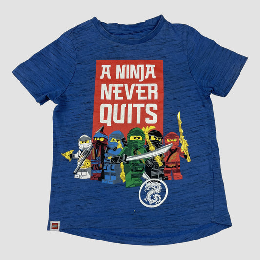 Blaues Nutmeg T-Shirt mit LEGO Ninjago Aufdruck „A NINJA NEVER QUITS“, Größe 3–4 Jahre – front