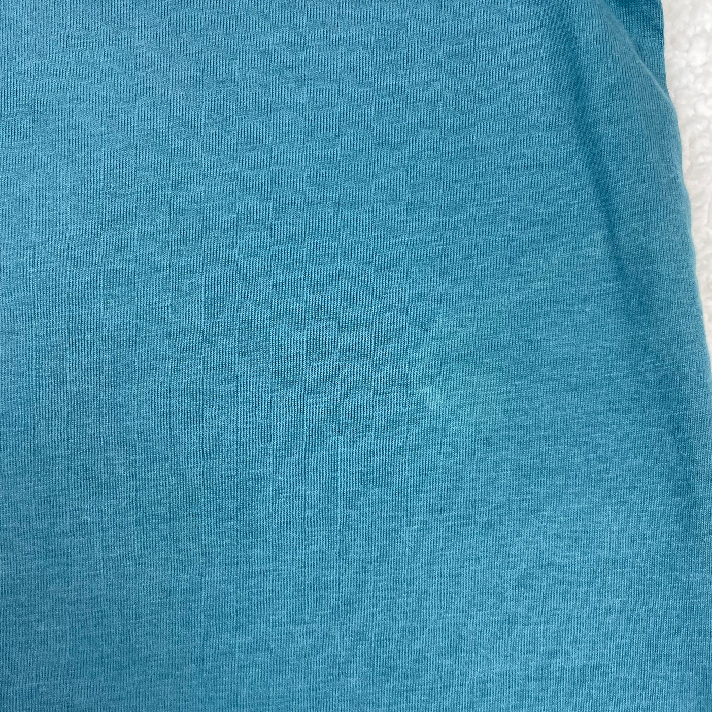 Türkises Kinder-T-Shirt von Next mit kleiner Bruststickerei und Rundhalsausschnitt – detail