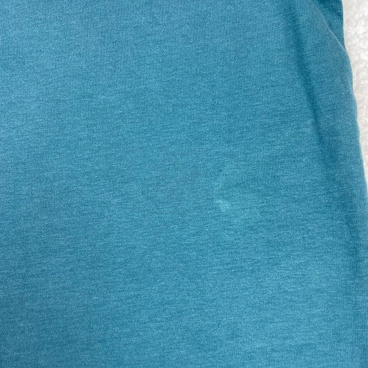 Türkises Kinder-T-Shirt von Next mit kleiner Bruststickerei und Rundhalsausschnitt – detail