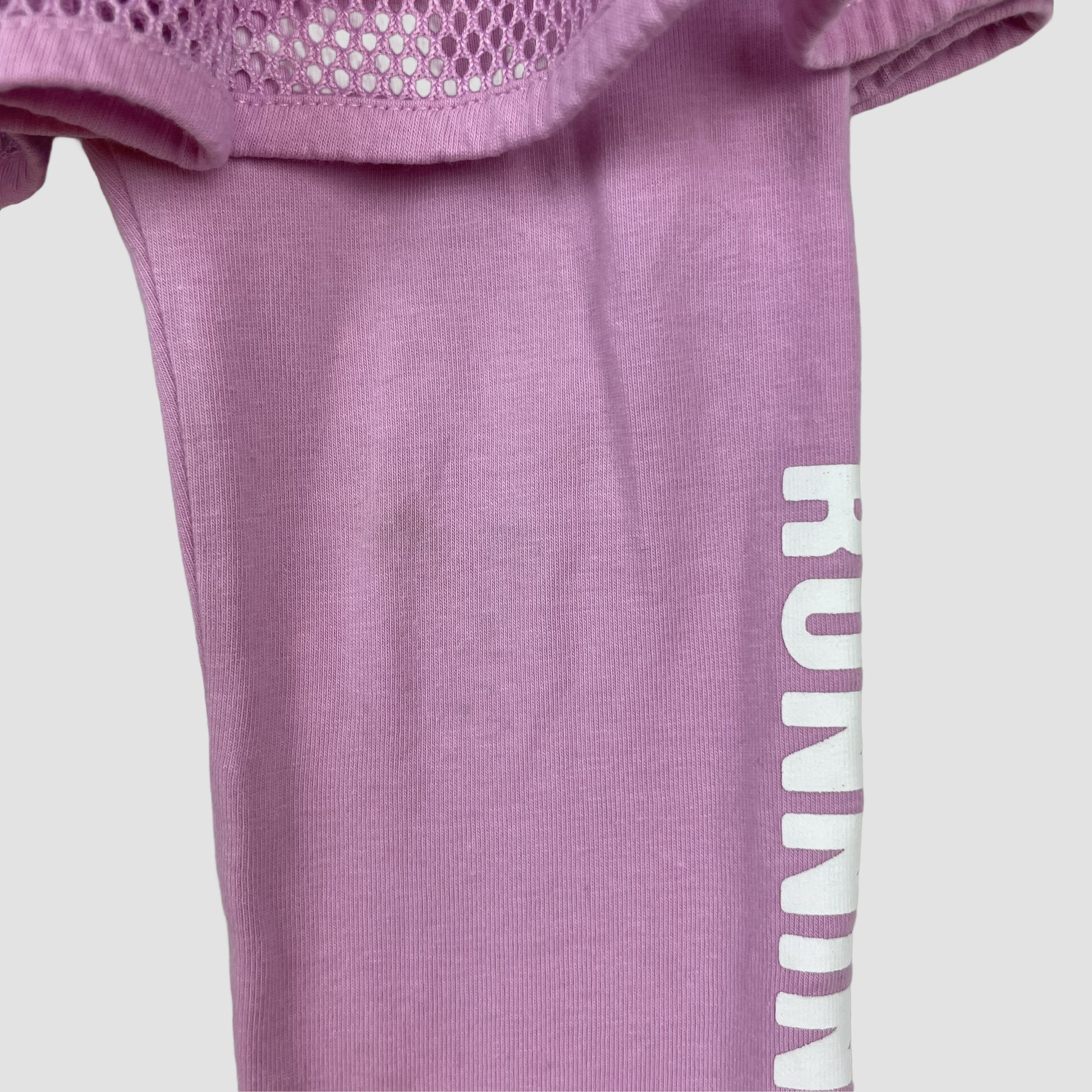 Lila Leggings mit Mesh-Rock von Benetton, Aufdruck RUNNING TEAM, Größe 98 – detail