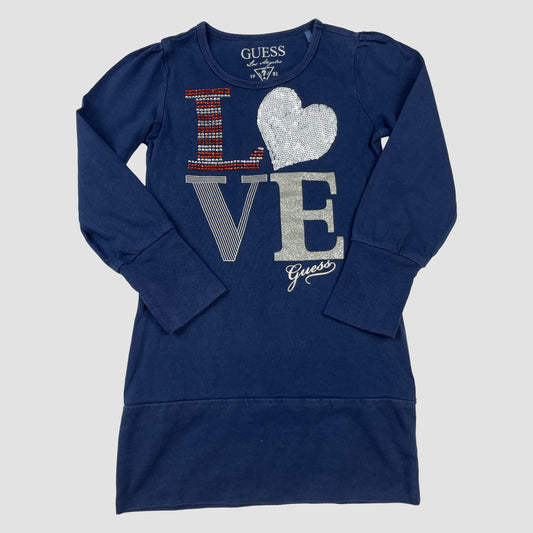 Dunkelblaues Guess Mädchenkleid mit LOVE-Print und silbernem Paillettenherz, langarm, Größe 110 – front
