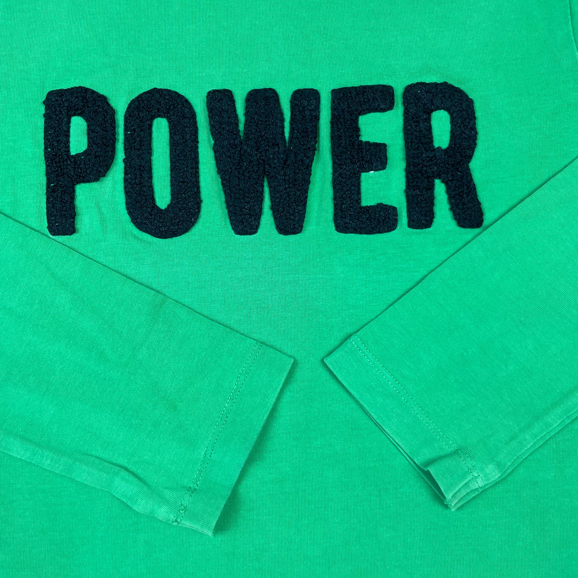 Grünes Langarmshirt mit schwarzem POWER-Schriftzug von name it, Größe 134-140 – detail