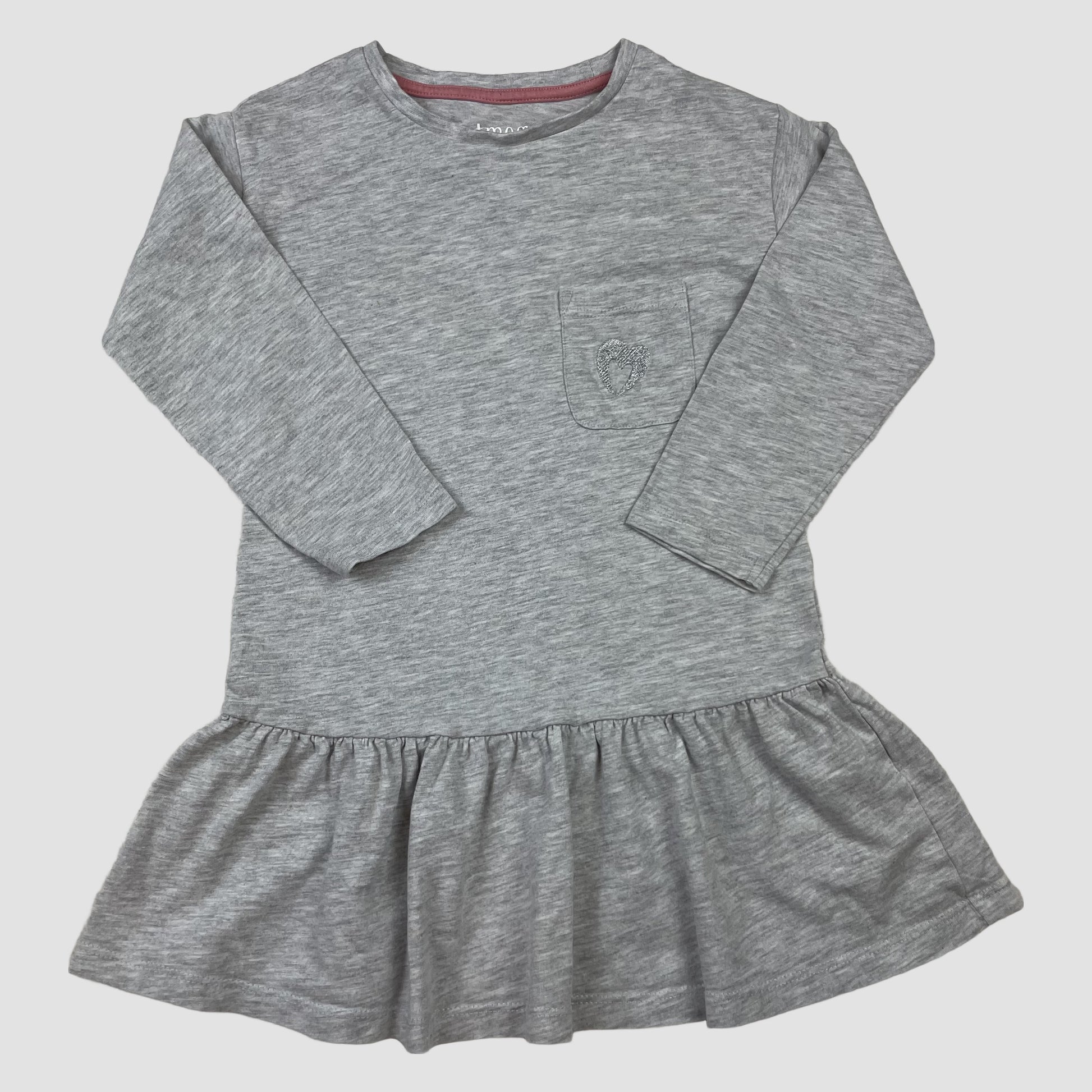 Graues Jersey-Kleid von Nutmeg mit langen Ärmeln, Brusttasche und Rüschen-Saum, Größe 2–3 Jahre – front