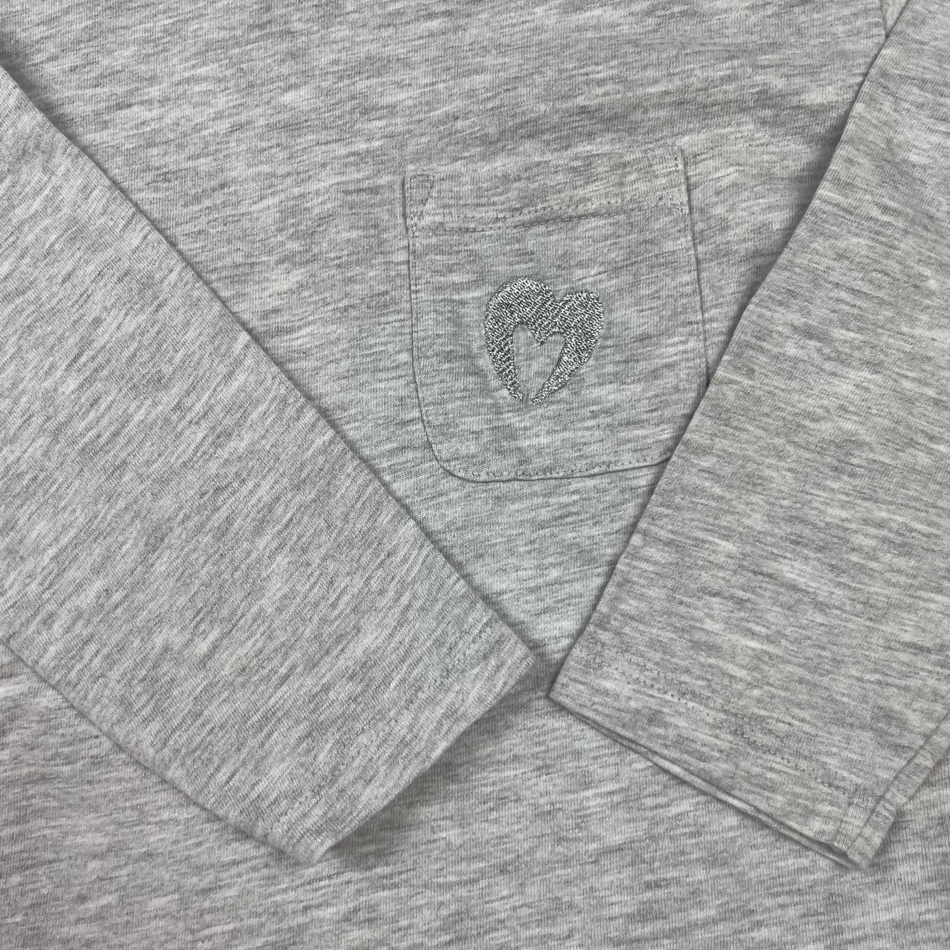 Graues Jersey-Kleid von Nutmeg mit langen Ärmeln, Brusttasche und Rüschen-Saum, Größe 2–3 Jahre – detail