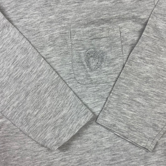 Graues Jersey-Kleid von Nutmeg mit langen Ärmeln, Brusttasche und Rüschen-Saum, Größe 2–3 Jahre – detail