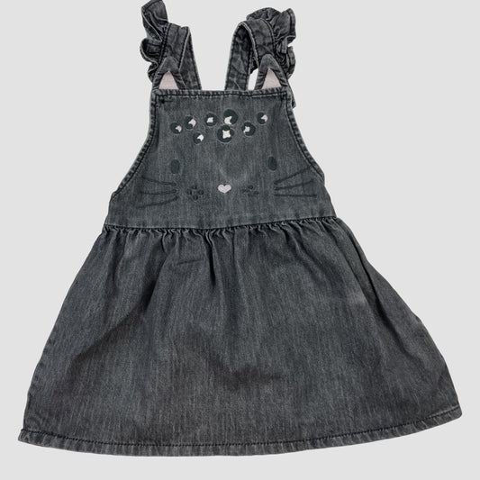 Graues Denim-Latzkleid mit Katzengesicht von F&F, Größe 18–24 Monate – front