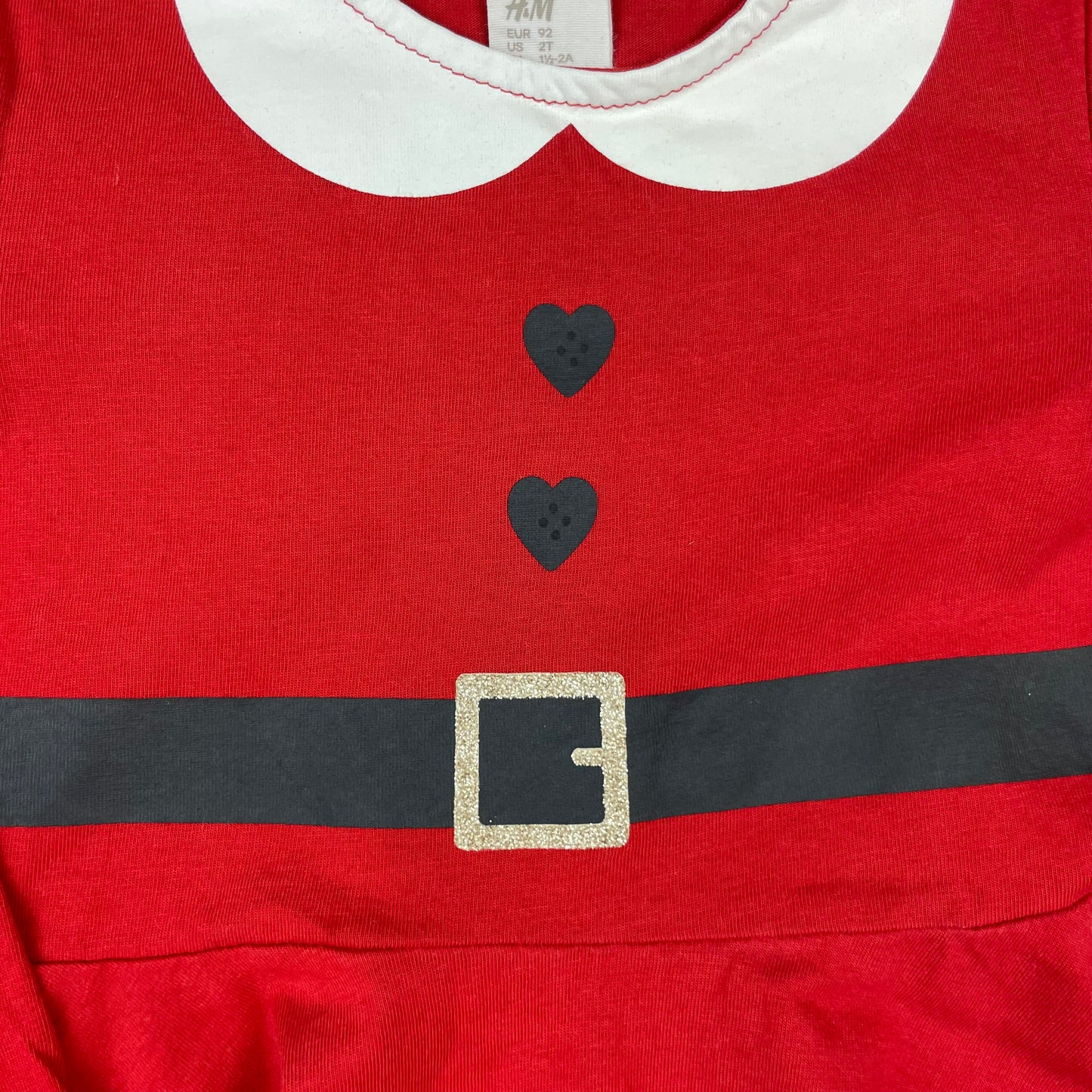 Rotes H&M Kleid mit weißem Bubikragen, Herz-Prints und Gürtelprint, Größe 92 – detail