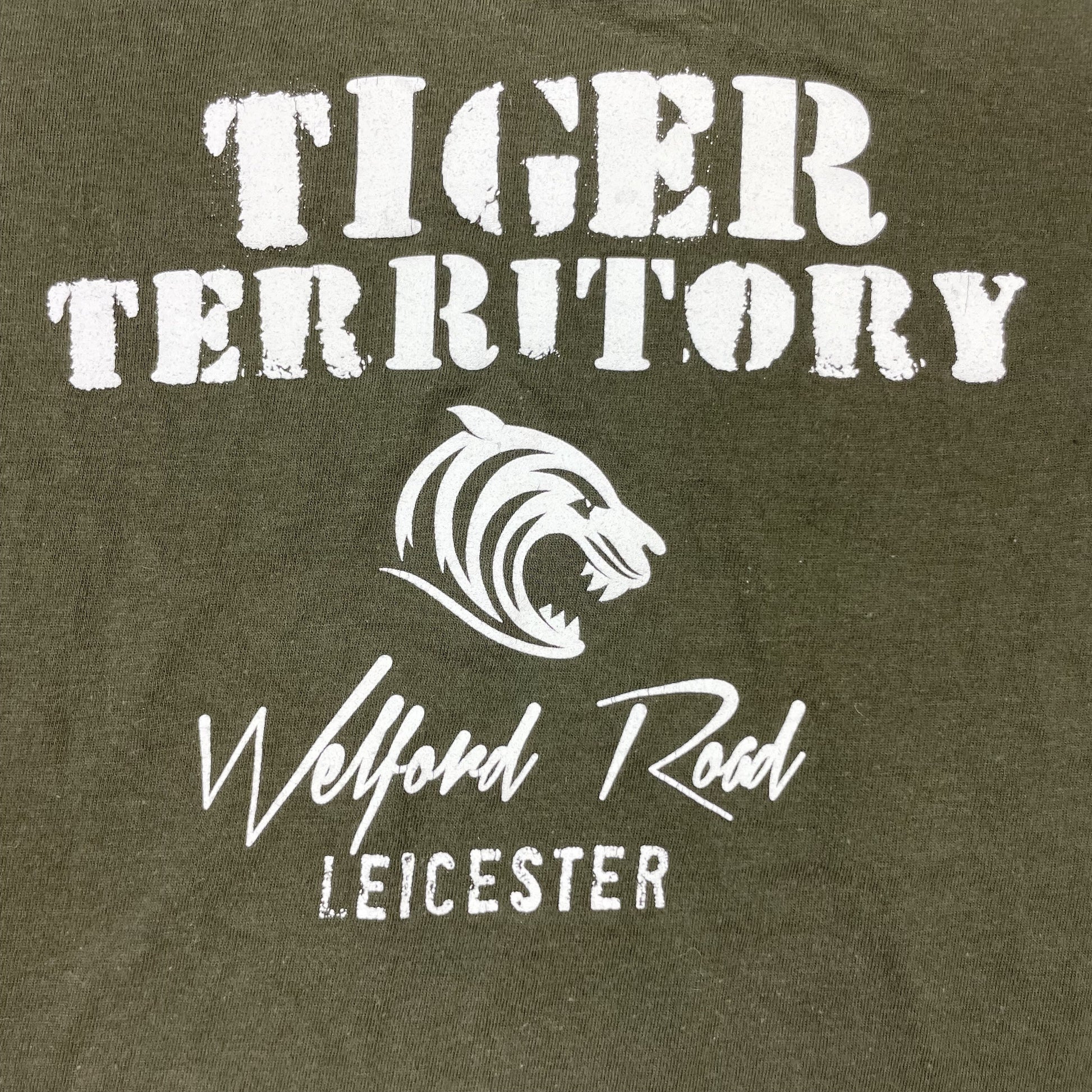 Khakigrünes Leicester Tigers Kinder T-Shirt mit „Tiger Territory“ Print, Größe 5–6 Jahre – detail