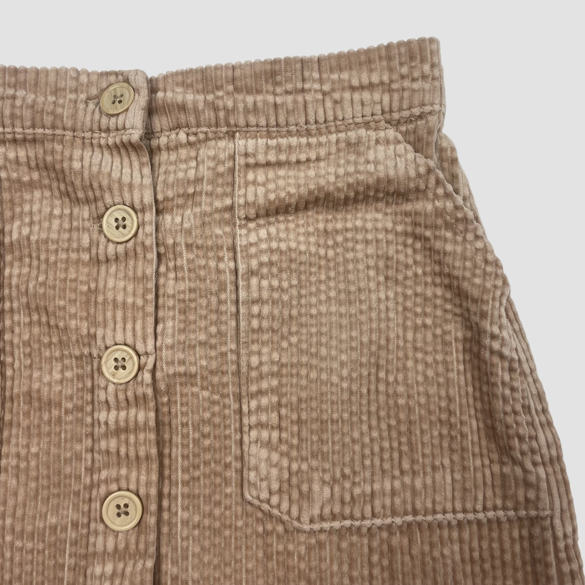 Beiger Cordrock von Next mit Knopfleiste und Taschen, Größe 116 (5–6 Jahre) – detail