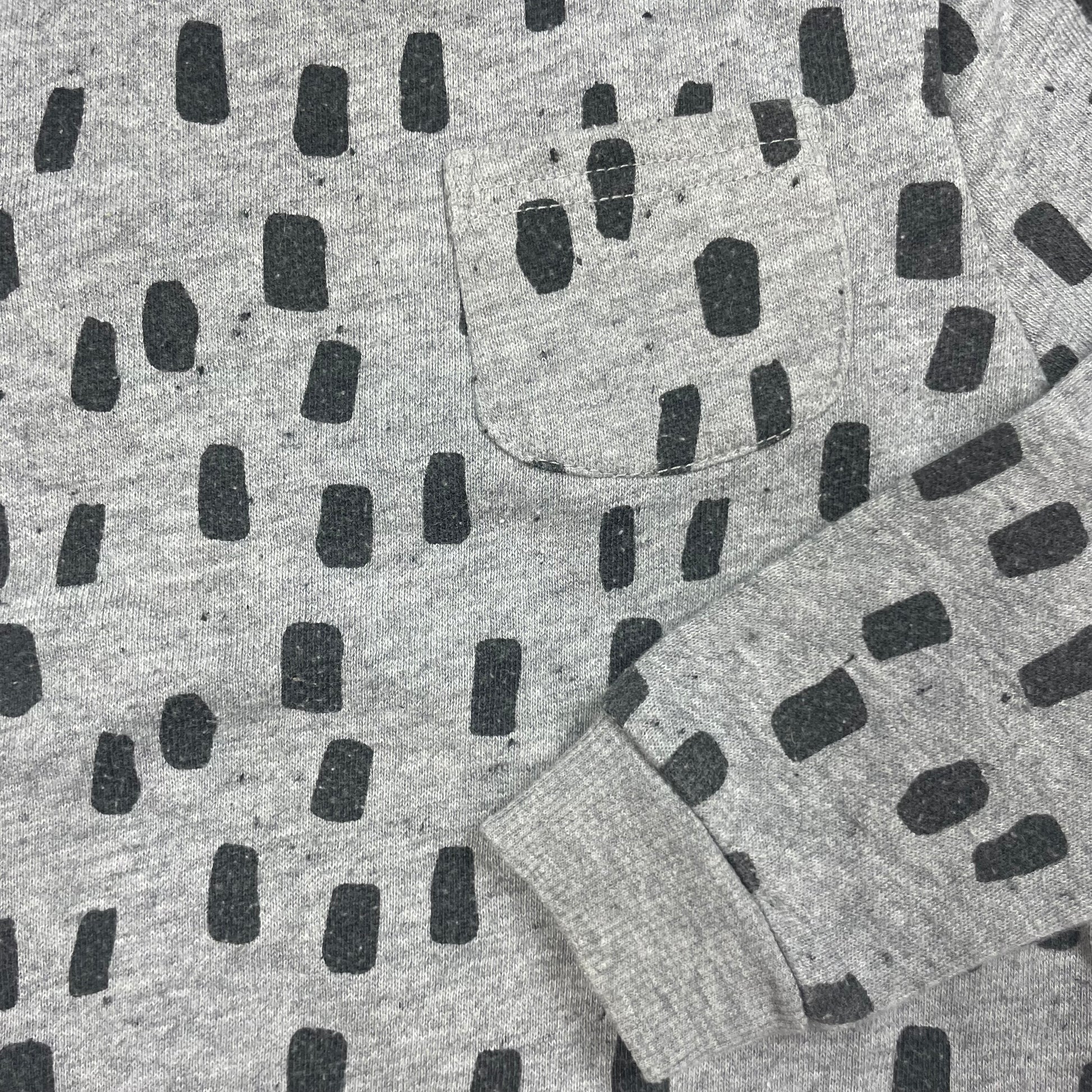 Grauer PEP&CO Sweatshirt-Pullover mit schwarzem Allover-Muster und Brusttasche, Größe 92–98 (2–3 Jahre) – detail