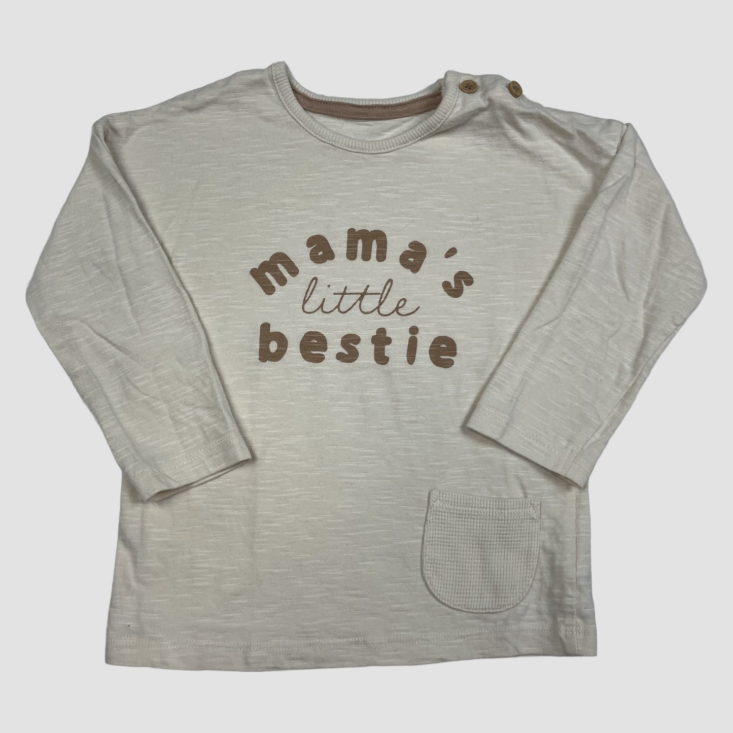 Beiges Langarmshirt aus Baumwolle von George mit Aufdruck „mama’s little bestie“, Größe 12–18 Monate (80–86 cm) – front