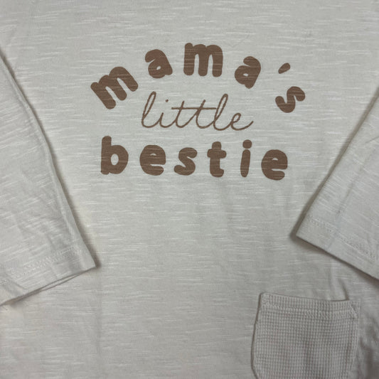 Beiges Langarmshirt aus Baumwolle von George mit Aufdruck „mama’s little bestie“, Größe 12–18 Monate (80–86 cm) – detail