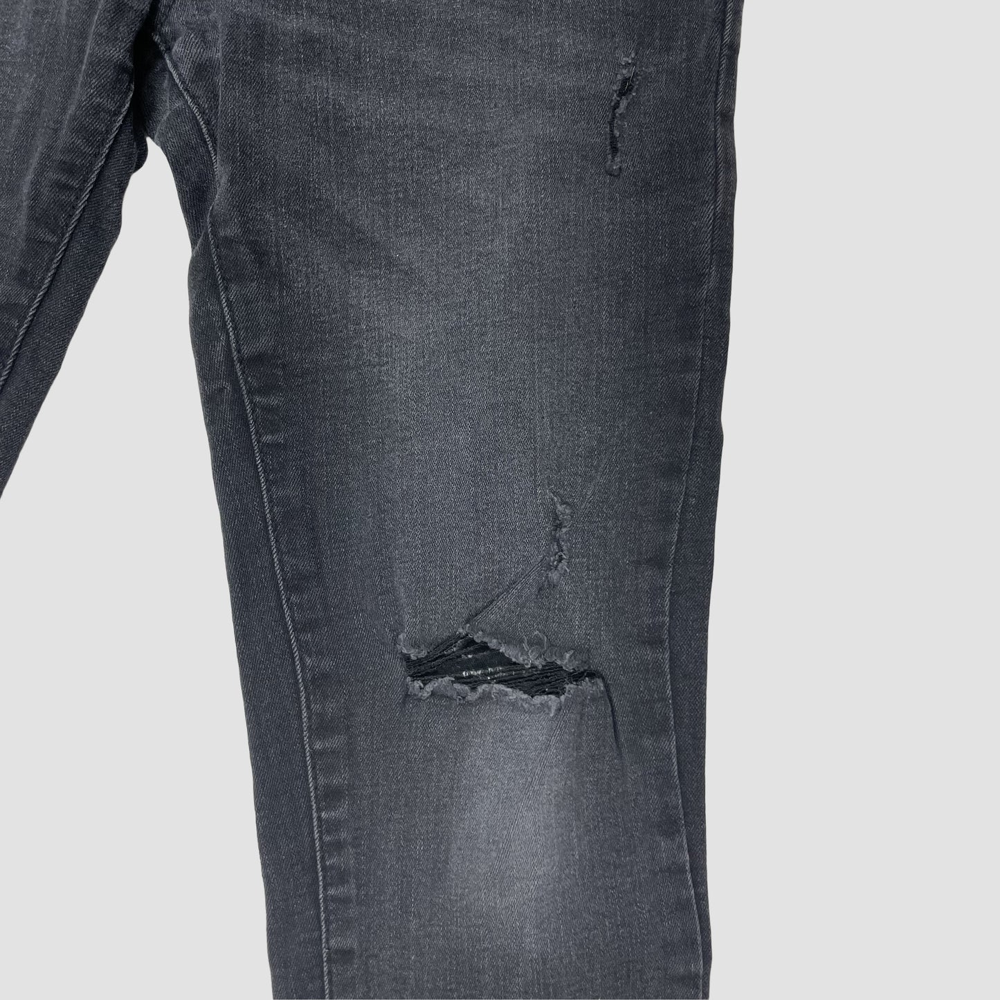 Schwarze Skinny-Jeans für Kinder, Größe 146 (10–11 Jahre), mit Rissen und Fransensaum – detail