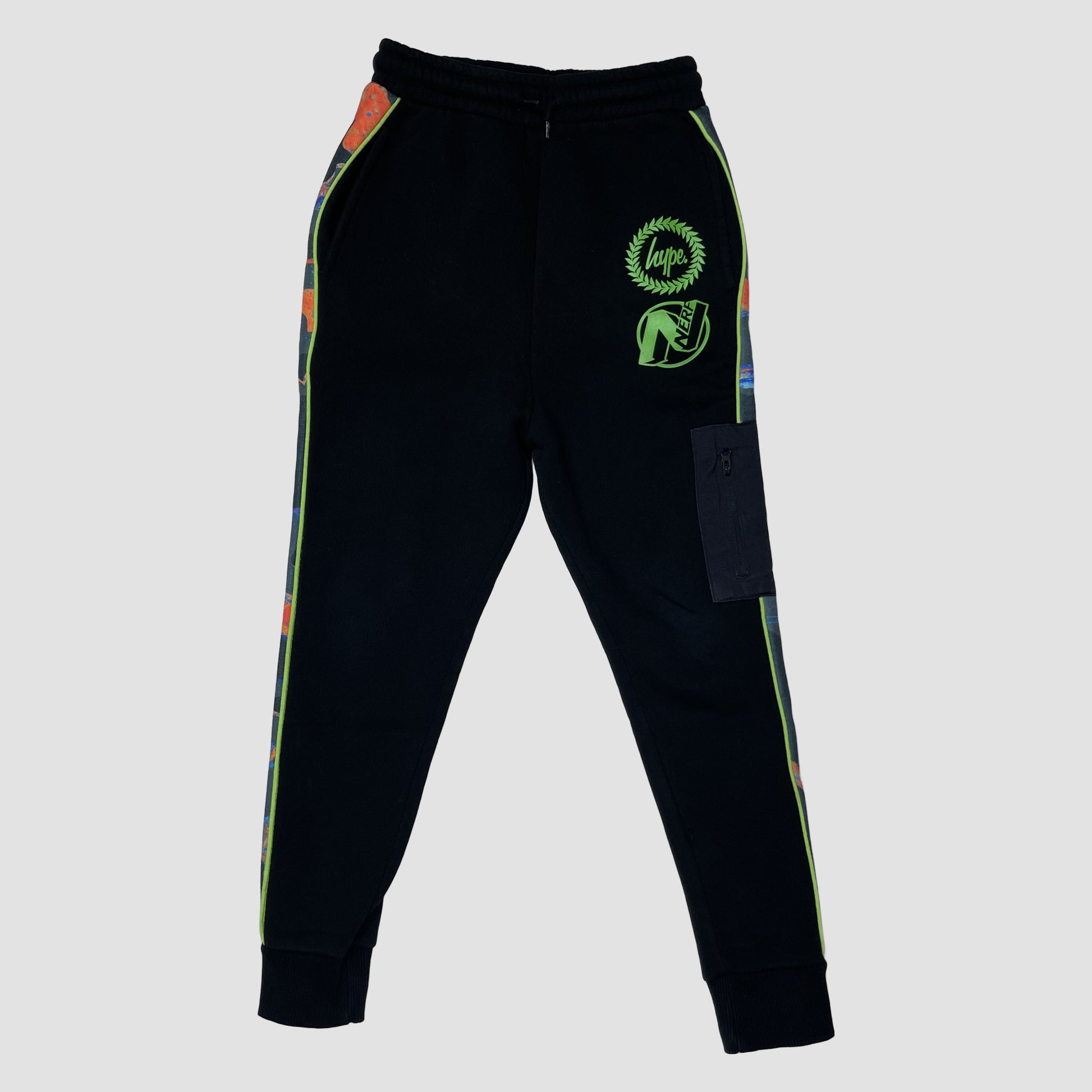 Schwarze Hype x Nerf Kinder-Jogginghose mit neongrünem Logo und seitlicher Reißverschlusstasche – front