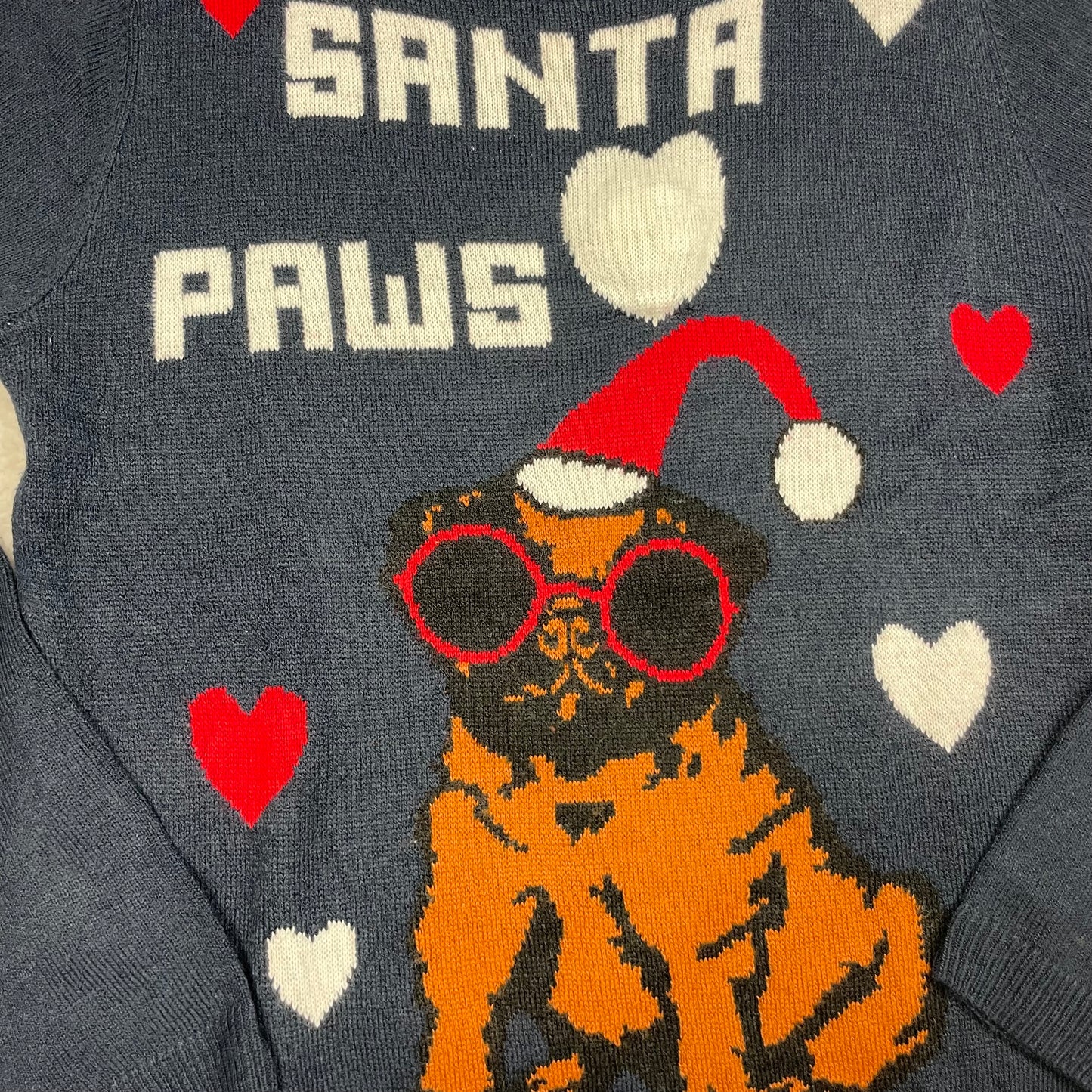 Dunkelblauer Kinder-Pullover von pepperts! mit „SANTA PAWS“-Schriftzug, Hund mit Weihnachtsmütze und Herzen, Größe 146/152. – detail