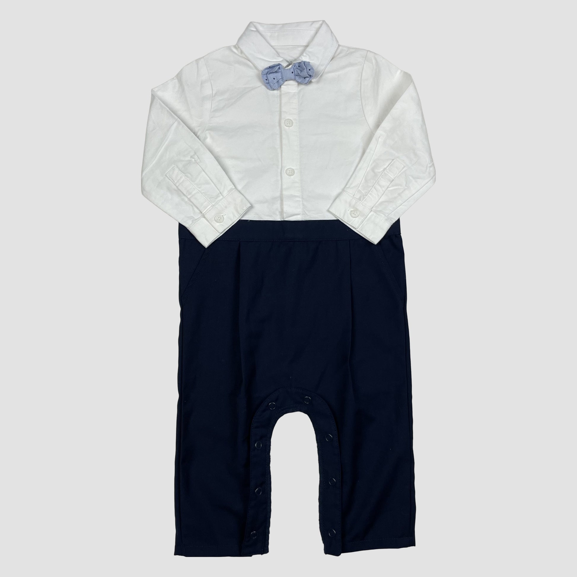 Festlicher Baby-Overall in Weiß/Dunkelblau mit hellblauer Fliege von Mamas & Papas, Größe 9–12 Monate – front