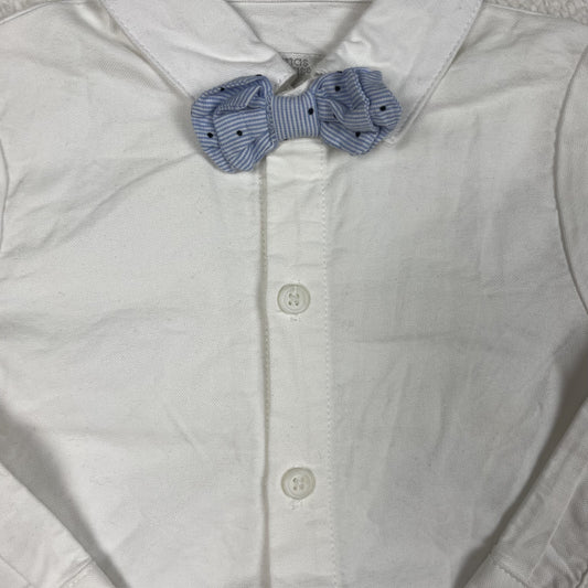 Festlicher Baby-Overall in Weiß/Dunkelblau mit hellblauer Fliege von Mamas & Papas, Größe 9–12 Monate – detail