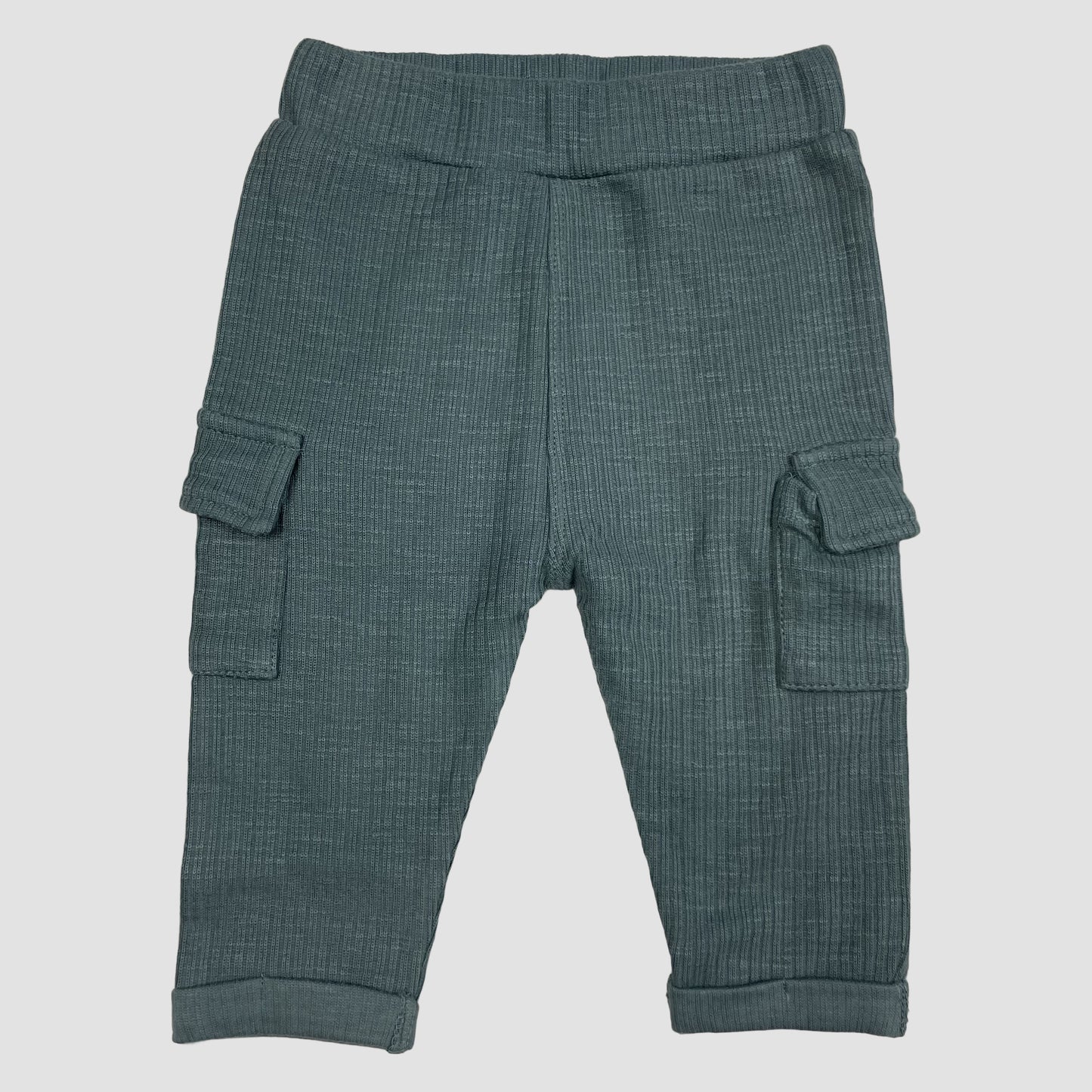Dunkelgrüne Baby-Cargohose aus Rippjersey mit Seitentaschen, Größe 3–6 Monate – front