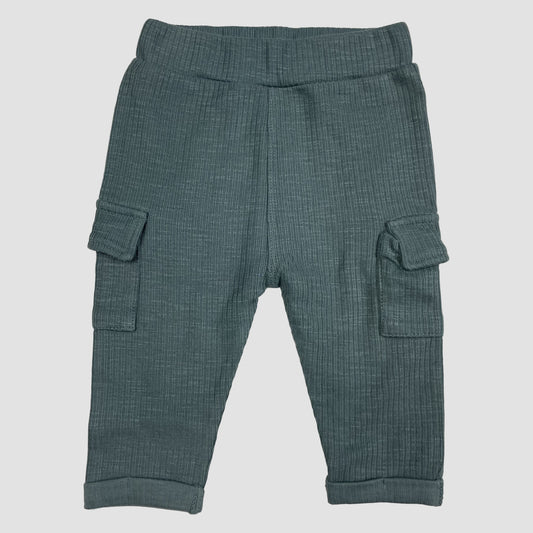 Dunkelgrüne Baby-Cargohose aus Rippjersey mit Seitentaschen, Größe 3–6 Monate – front
