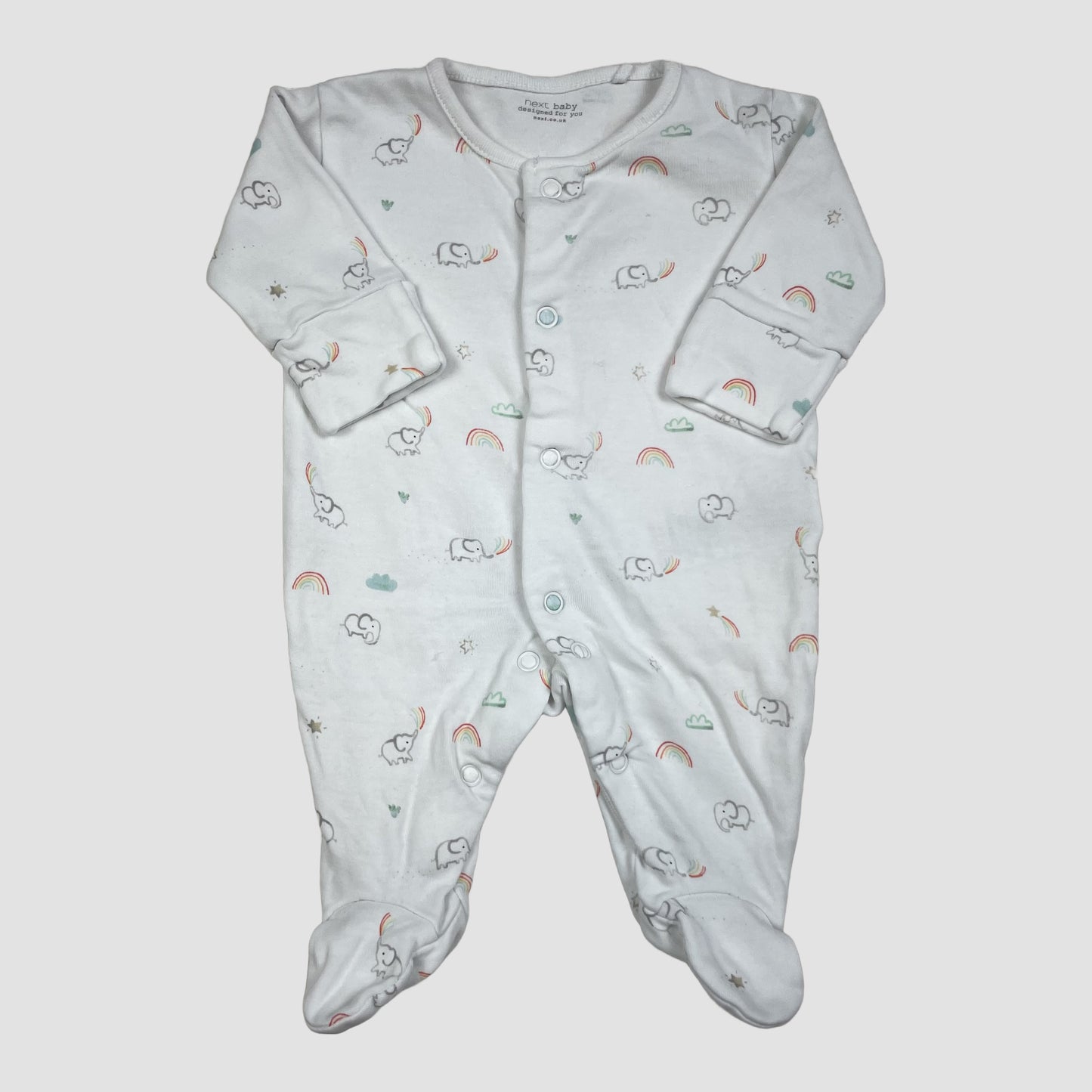 Weißer Baby-Schlafanzug von Next mit Elefanten und Regenbögen, Druckknöpfen und Füßchen, Größe First Size – front