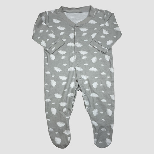 Grauer Baby-Schlafanzug mit weißen Wolken und Druckknöpfen, Größe 3–6 Monate