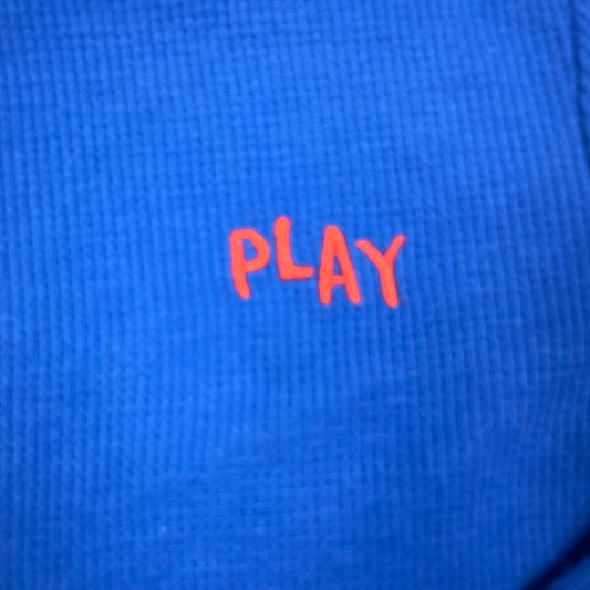 Blaues F&F Langarmshirt mit PLAY-Stickerei, Größe 3–4 Jahre (ca. 104) – detail