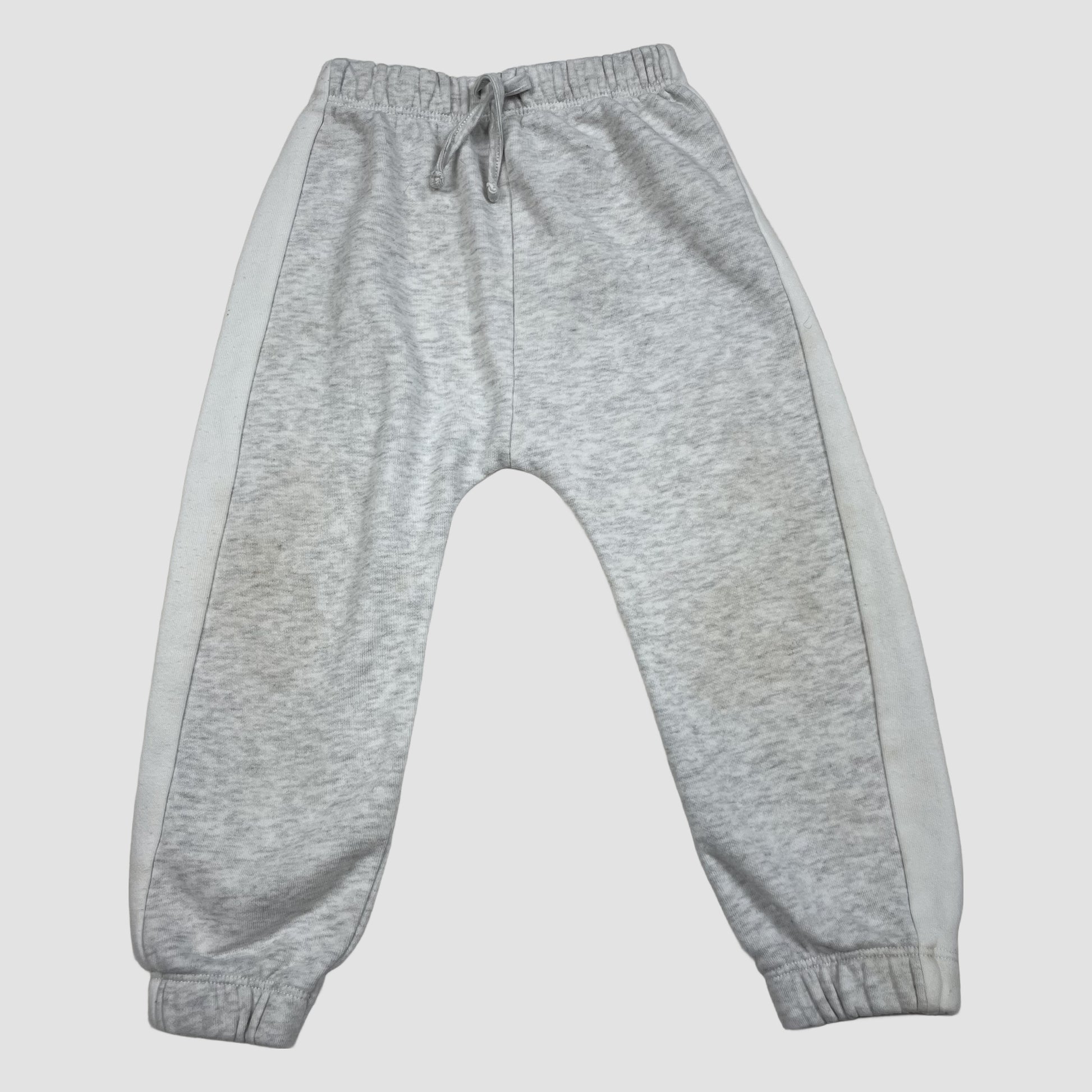 Graue Jogginghose mit weißen Seitenstreifen, Größe 18–23 Monate – front