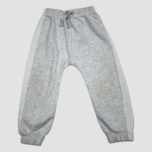 Graue Jogginghose mit weißen Seitenstreifen, Größe 18–23 Monate – front
