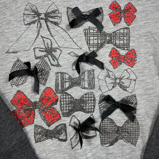 Grauer Cherokee-Pullover aus Sweat mit Schleifen-Print und 3D-Zierschleifen, Größe 9–10 Jahre. – detail