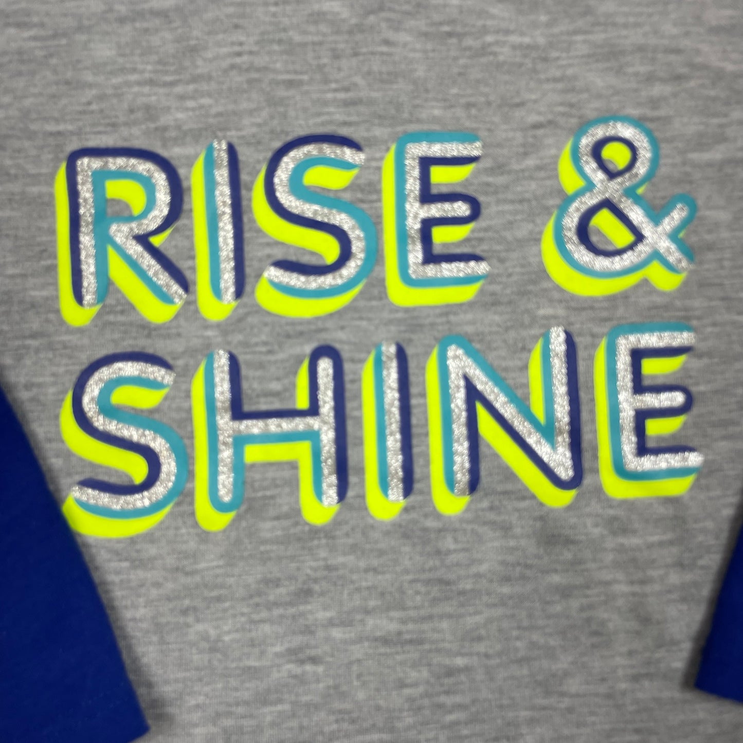 GAP Kids Schlafshirt grau mit blauen Ärmeln und Aufdruck „Rise & Shine“, Größe 4–5 Jahre – detail