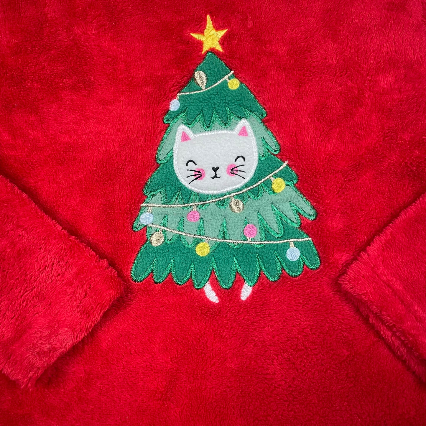 Rotes Fleece-Pyjamaoberteil von Primark mit Katzen-Weihnachtsbaum, Größe 110 (4–5 Jahre). – detail