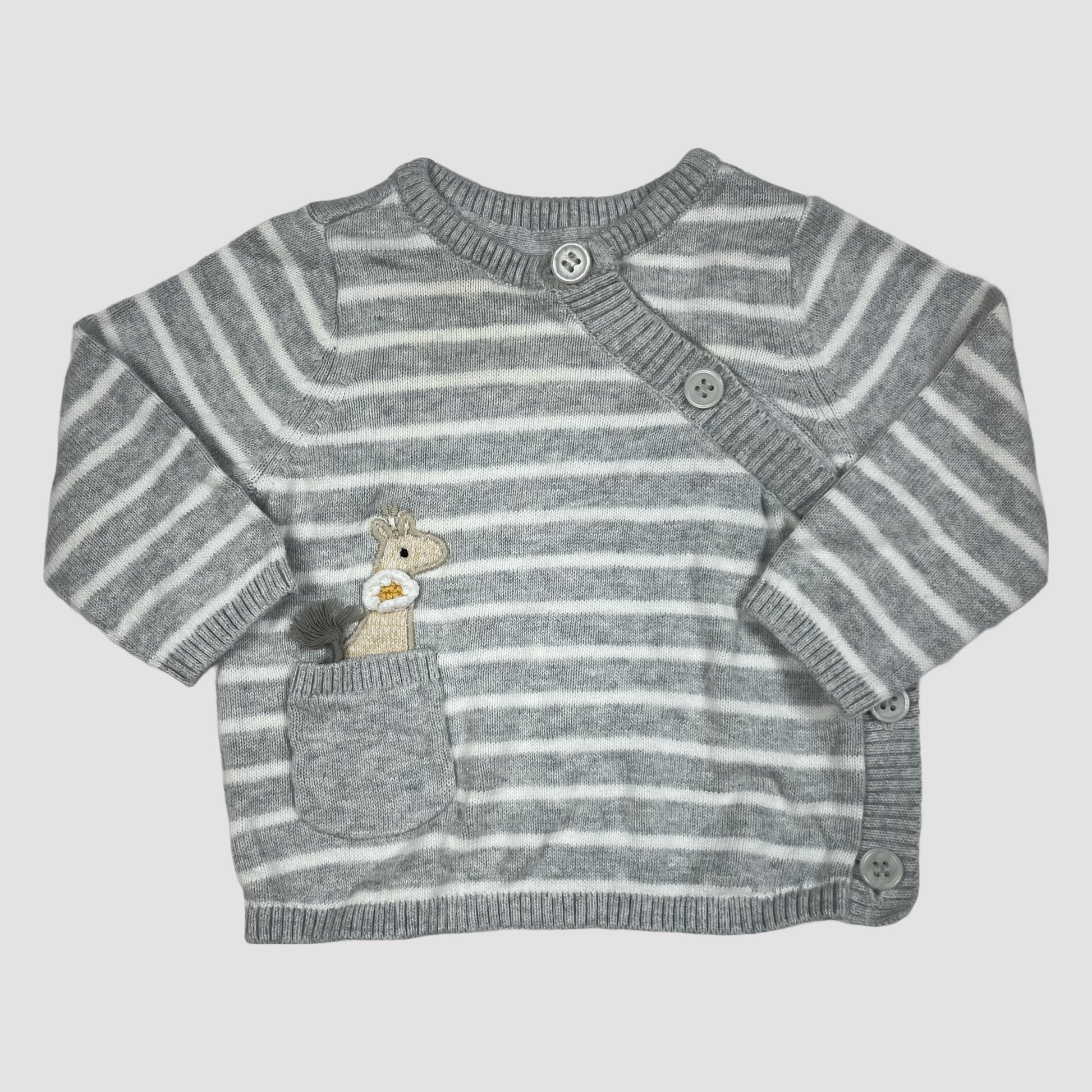 Graue gestreifte Baby-Strickjacke aus Baumwolle mit seitlicher Knopfleiste und Giraffen-Applikation, Größe bis 1 Monat – front