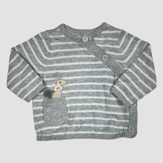 Graue gestreifte Baby-Strickjacke aus Baumwolle mit seitlicher Knopfleiste und Giraffen-Applikation, Größe bis 1 Monat – front