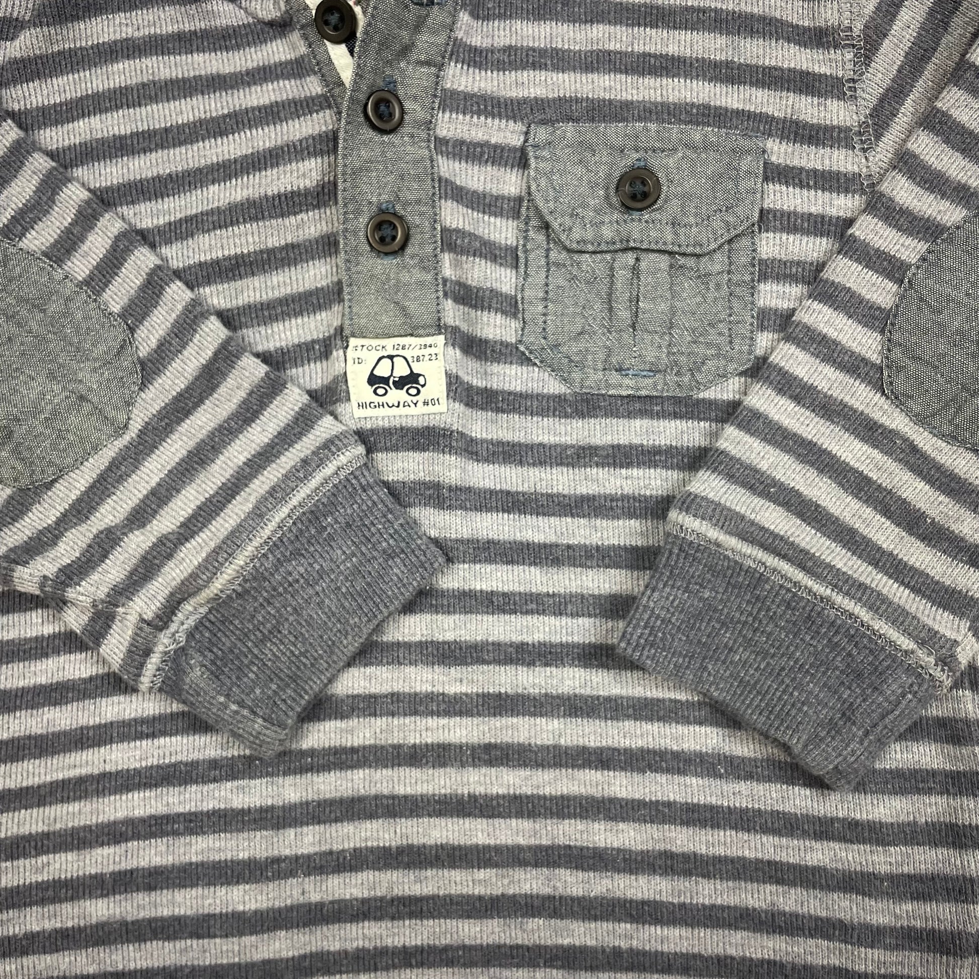 Grauer gestreifter Kapuzenpullover von Tu mit Knopfleiste und Brusttasche, Größe 80–86 (1–1½ Jahre) – detail